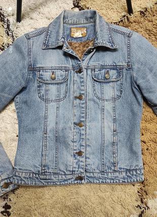 Утепленная джинсовка, джинсовая куртка bershka на меху, xs-s6 фото