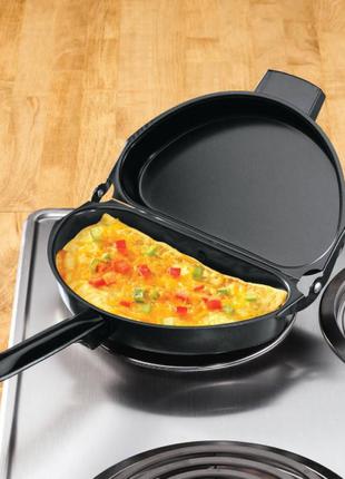 Подвійна сковорода для омлету антипригарна folding omelette pan3 фото
