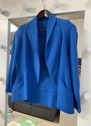 Красивый пиджак синего цвета