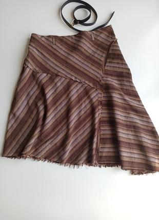 Стильная асимметричная юбка миди в полоску с ремешком