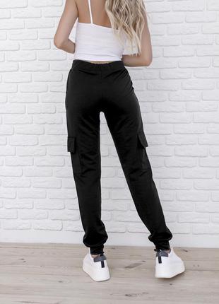 Черные женские штаны с накладными карманами спортивного стиля3 фото
