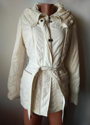 Красива молочно біла куртка демісезонна