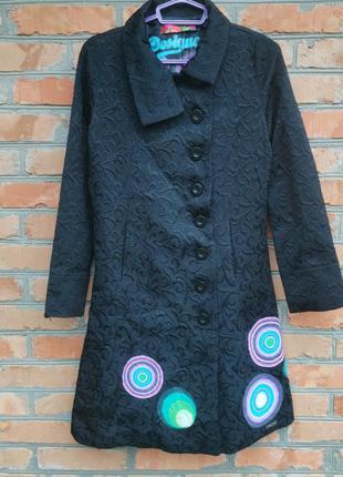 Розкішне пальто з структурної тканини з яскравою аплікацією3 фото