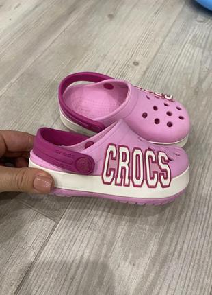 Розовые кроксы, шлёпки