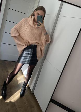 Персиковий светр об'ємний