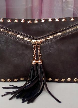 Стильна сумка-клатч з заклепками і пензликами new look.