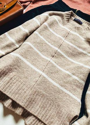 Теплый свитер песочного цвета