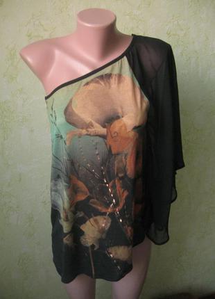 Тунічка на одне плече із шифоновим рукавчиком.