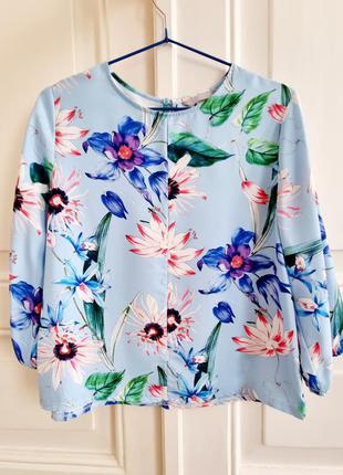 Нова блакитна блуза h&m з квітковим принтом, рукав 3/4.1 фото