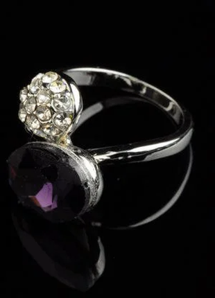 Кольцо с сиреневым и белыми кристаллами код 106
