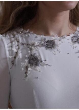 Уникальное белое свадебное платье с длинными рукавами из креп-шифона по горловине украшенное веточками из кружева8 фото