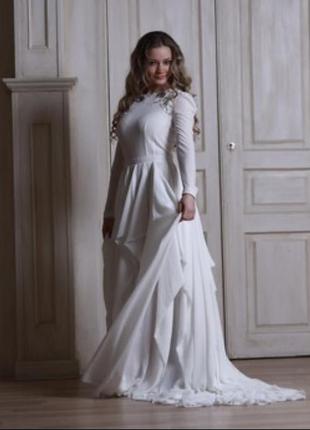 Уникальное белое свадебное платье с длинными рукавами из креп-шифона по горловине украшенное веточками из кружева4 фото