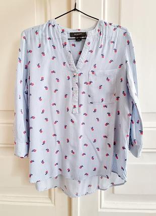 Новая голубая рубашка в белую полоску, с цветочным мелким красным принтом primark.