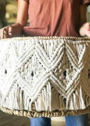 Плетеная корзина с макраме декором