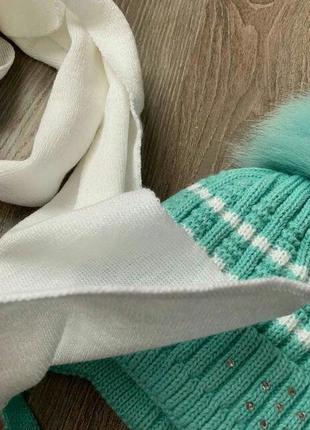 Зимняя детская шапочка с шарфиком на девочку с песцовым бубоном9 фото