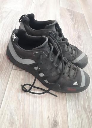 Кроссовки adidas.