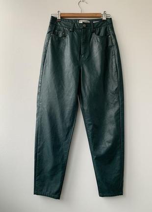 Кожаные штаны зелёные болотного цвета хаки мом джинс искусственная кожа
