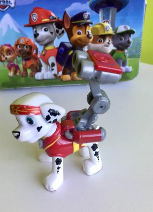 Коллекционная фигурка spin master щенячий патруль маршалл с механической функцией + жетон 2
