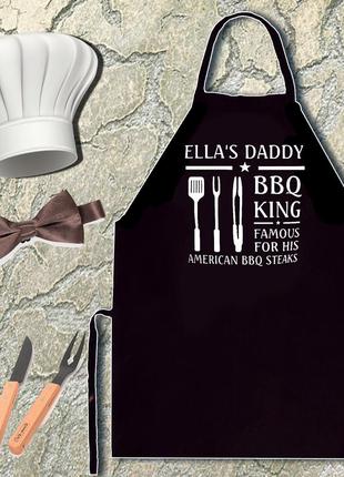 Фартук с принтом "ella's daddy. bbq king. famous for his american bbq steaks"