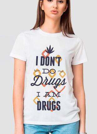 Белая женская футболка i dont do drugs i am drugs