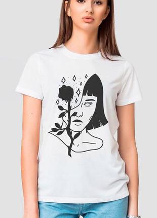 Белая женская футболка в стиле минимализм