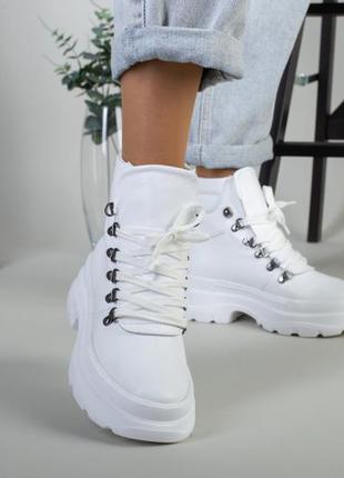 Жіночі білі шкіряні зимові черевики на шнурках3 фото