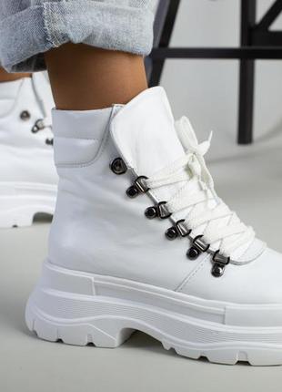 Жіночі білі шкіряні зимові черевики на шнурках2 фото