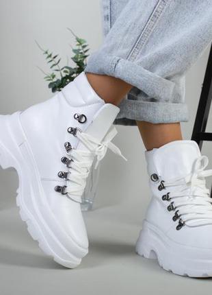 Жіночі білі шкіряні зимові черевики на шнурках
