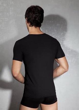 Чоловіча чорна футболка з глибоким вирізом горловини dreanse 28202 фото