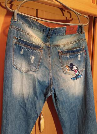Рваные джинсы с вышивкой mickey mouse3 фото