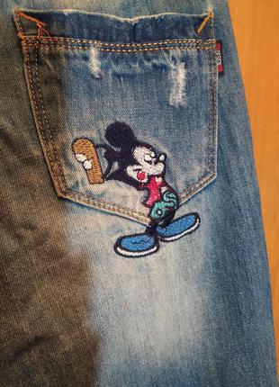 Рваные джинсы с вышивкой mickey mouse5 фото