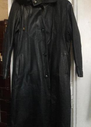 Хорошее кожанное пальто серого цвета1 фото