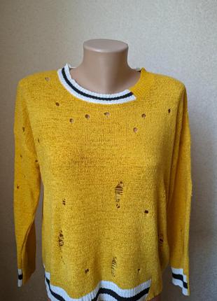 Желтый свитер
