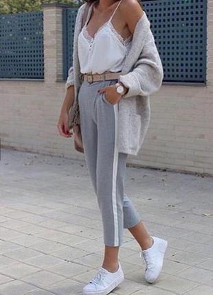 Стильні брюки з смугою та манжетами