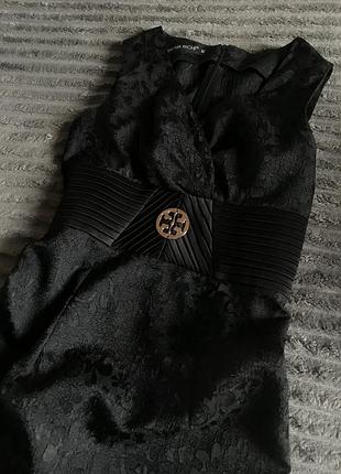 Короткое чёрное платье