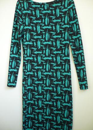 Эффектное платье миди, облегающее