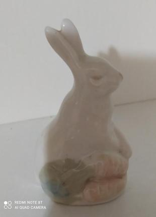 Порцелянова статуетка,,заєць з морквою,,