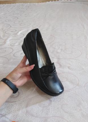 Широкие туфельки на небольшой танкетке 36 р