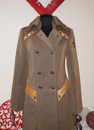 Пальто шерстяное с кожанными вставками и вышивкой на плече