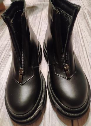 Шикарные демисезонные ботинки со змейкой спереди