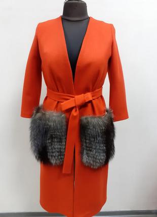Яркое модное пальто - халат с меховыми карманами, натуральный мех, песец  zuhvala