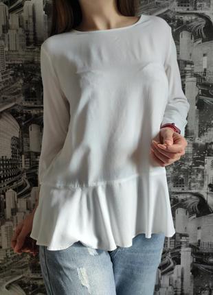 Красивая белая блузка