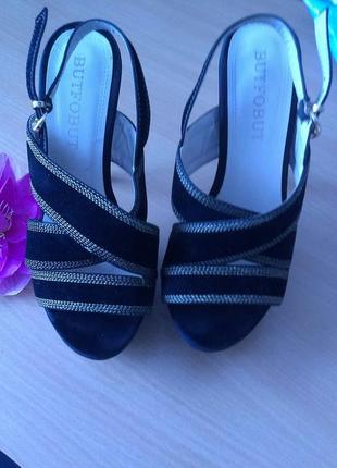 Босоніжки на підборах