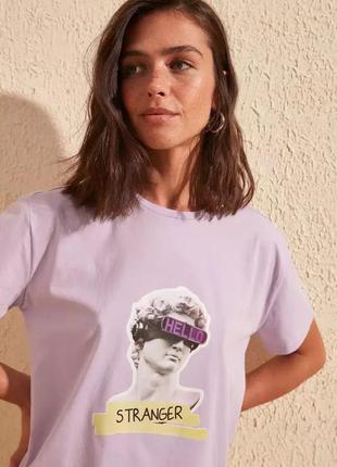 Стильная трикотажная футболка турецкая лиловая лавандовая с принтом2 фото