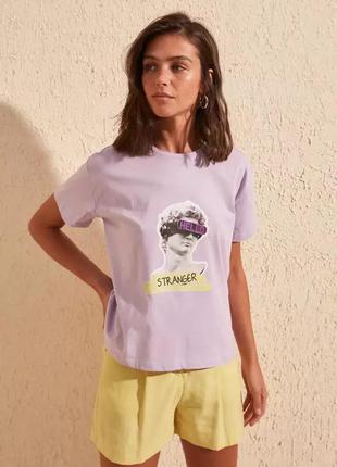 Стильная трикотажная футболка турецкая лиловая лавандовая с принтом3 фото