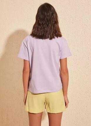 Стильная трикотажная футболка турецкая лиловая лавандовая с принтом4 фото