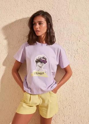 Стильная трикотажная футболка турецкая лиловая лавандовая с принтом