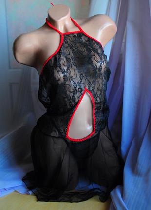 Повітряний легкий чорний пеньюар з розрізом декольте на грудях і яскраво червоною облямівкою по краю 12170