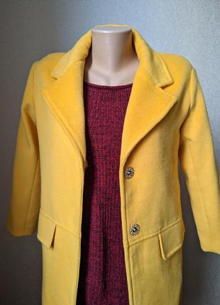 Демісезонне пальто гірчичного кольору