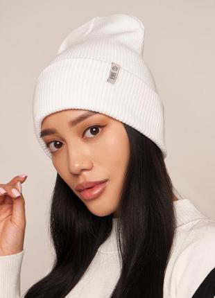 Белая женская шапка с отворотом осенняя